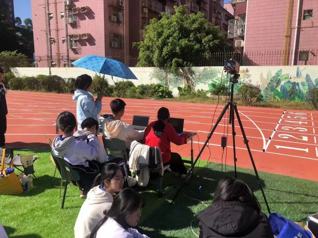 观众志愿者：幕后英雄默默守护比赛的简单介绍